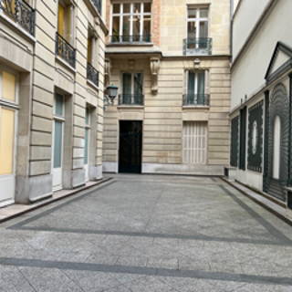 Bureau privé 19 m² 4 postes Location bureau Avenue des Champs-Élysées Paris 75008 - photo 2